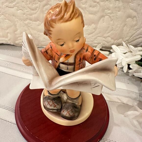 M.I Hummel Goebel “Latest News” Boy reading the Newspaper RARE Vintage 1960s - Picture 6 of 7